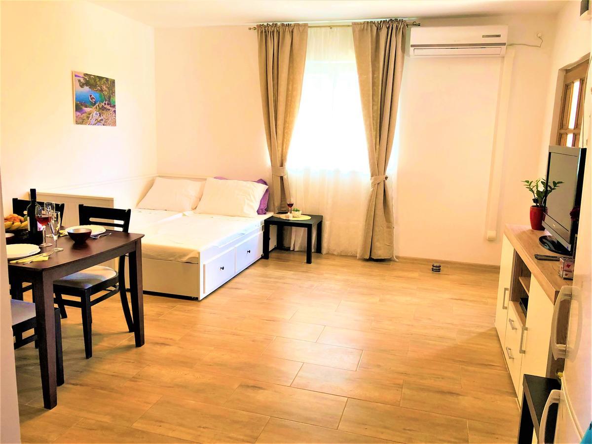 Village Apartment *