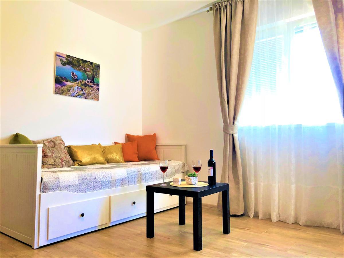 Apartment Village *